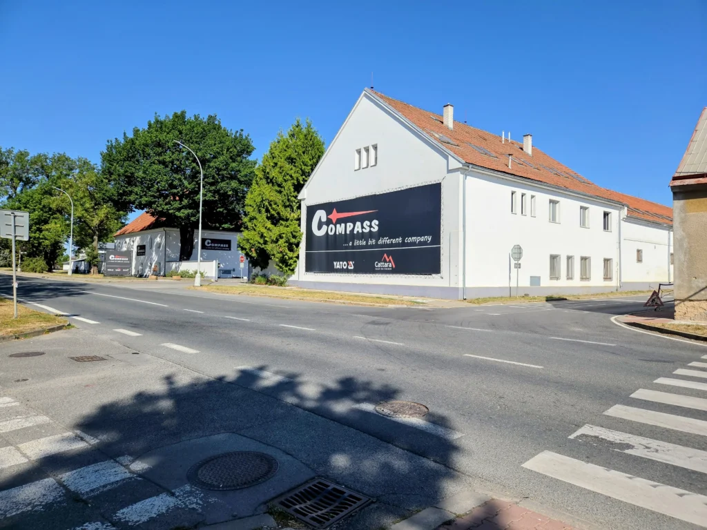 Křižovatka v Nehvizdech u firmy Compass