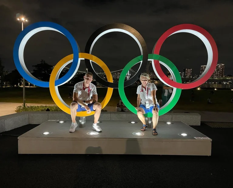 Dva sportovci pod pěti olympijskými kruhy