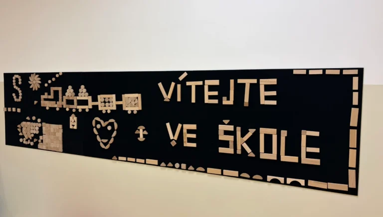 Cedule Vítejte ve škole