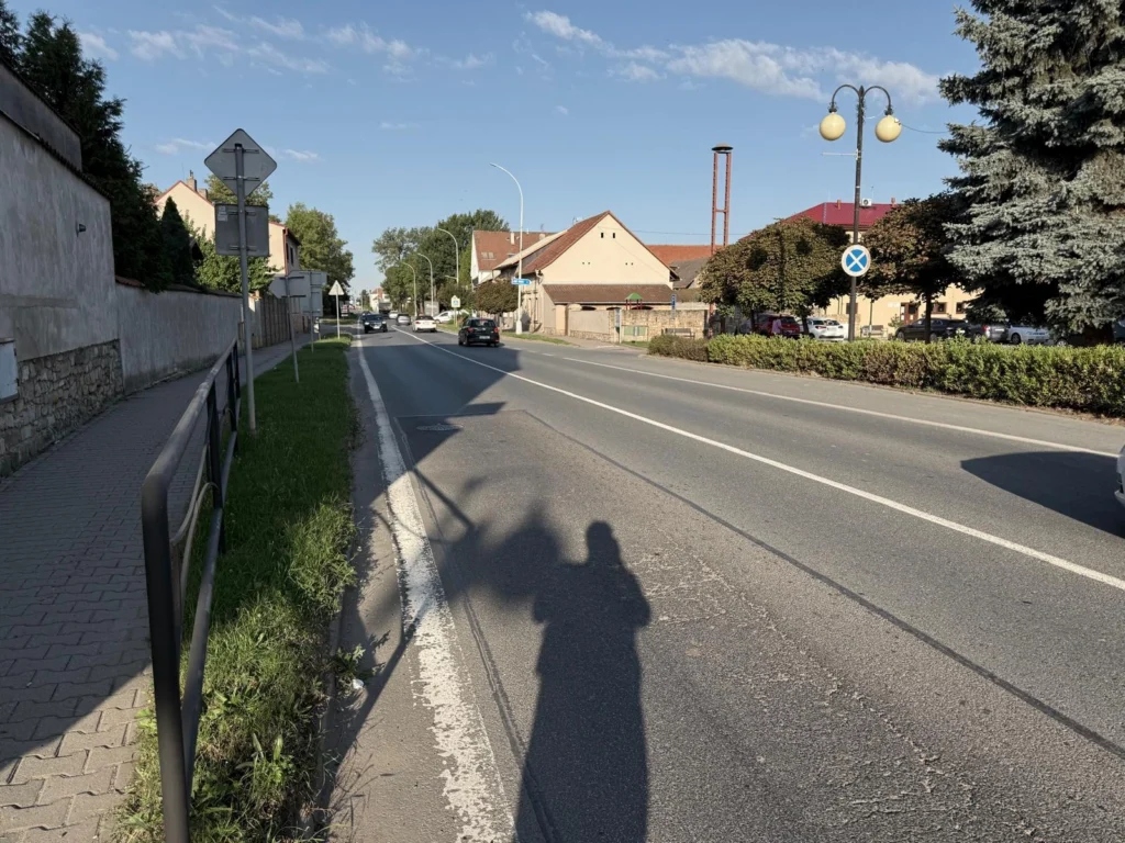 Široká ulice podél které jsou domy