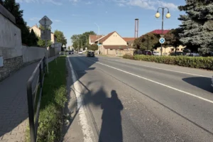 Široká ulice podél které jsou domy