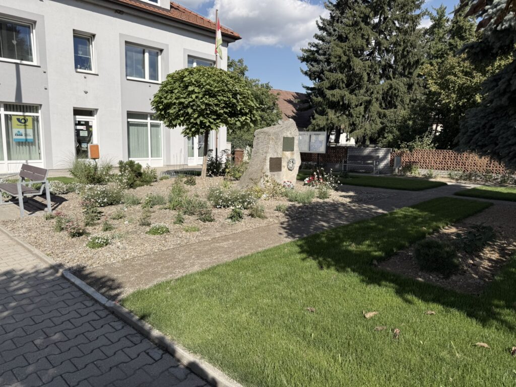 Pohled do obnoveného parčíku před nehvizdským úřadem