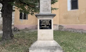 Obnovená deska na soše u kostela